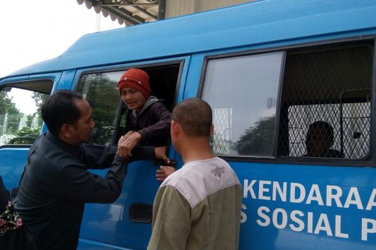 Nenek yang juga penyandang masalah kesejahteraan sosial (PMKS) kerap
meminta-minta di Balai Kota DKI Jakarta diangkut oleh Dinas Sosial DKI
Jakarta, Kamis (1/9/2016). Kurnia Sari Aziza
