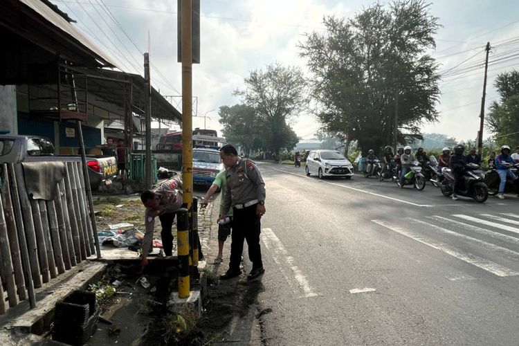 Petugas Satlantas Polres Blitar Kota melakukan olah TKP di perempatan Poluhan, Kecamatan Srengat, Kabupaten Blitar, Selasa (18/2/2025)