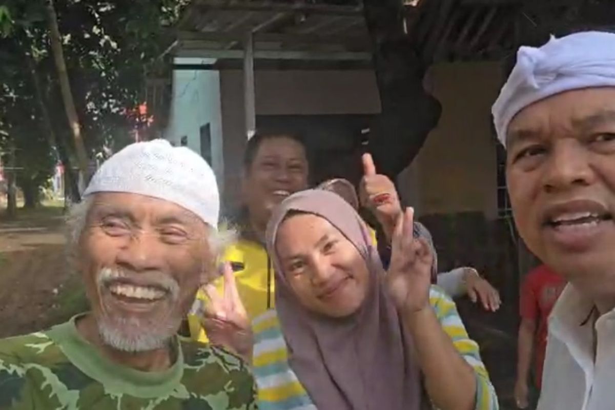 Gubernur Jawa Barat Dedi Mulyadi berfoto bersama  warga yang memungut sumbangan di jalan Kota Bekasi untuk pembangunan mushala, Kamis (21/8/2025). Gubernur Dedi Mulyadi berfoto usai melakukan dialog dengan mereka.