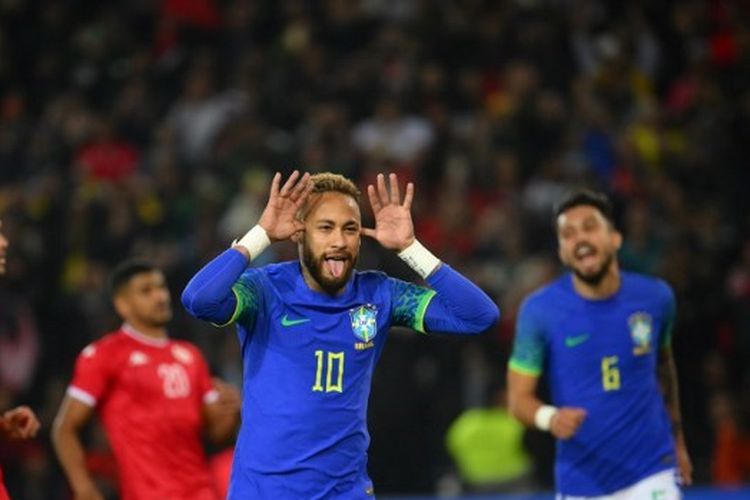 Neymar (tengah) melakukan selebrasi usai mencetak gol dalam laga uji coba Brasil vs Tunisia yang digelar di Stadion Parc des Princes, Paris, pada Selasa (27/9/2022) malam waktu setempat. Laga tersebut dimenangi timnas Brasil dengan skor 5-1. Artikel ini berisi link live streaming Brasil vs Serbia.