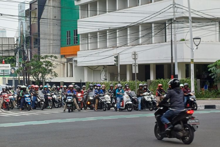 Penampakan pengendara roda dua yang berhenti melewati garis putih dan zebra cross di Jalan Panglima Polim, Kramat Pela, Kebayoran Baru, Jakarta Selatan, Senin (27/11/2023).