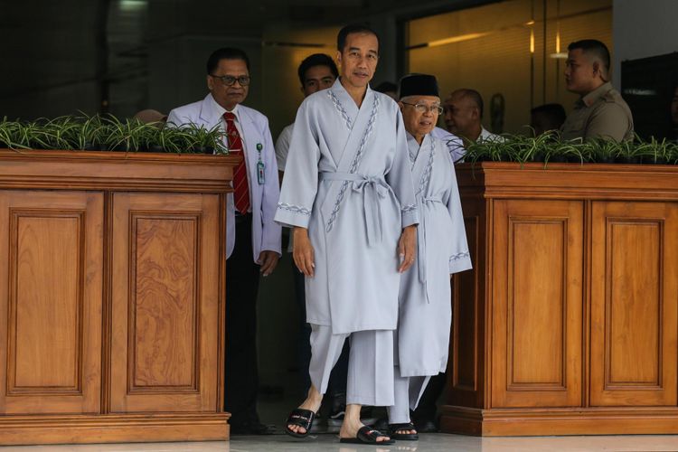 Bakal calon presiden dan bakal calon wakil presiden, Joko Widodo dan Maruf Amin bersiap menjalani pemeriksaan kesehatan di Rumah Sakit Pusat Angkatan Darat Gatot Subroto, Jakarta, Minggu (12/8/2018). Selain pasangan Jokowi-Maruf Amin, pasangan Prabowo Subianto-Sandiaga Uno juga akan menjalani pemeriksaan kesehatan pada hari Senin 13 Agustus. Pemeriksaan kesehatan tersebut merupakan satu diantara syarat wajib yang diberlakukan KPU bagi capres dan cawapres untuk mengikuti Pilpres mendatang.