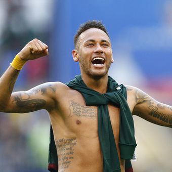 Pemain Brasil Neymar melakukan selebrasi usai memenangi laga 16 besar Piala Dunia 2018 melawan Meksiko di Samara Arena, Senin (2/7/2018). Brasil memastikan satu tiket ke babak perempat final usai menaklukkan Meksiko dengan skor 2-0.