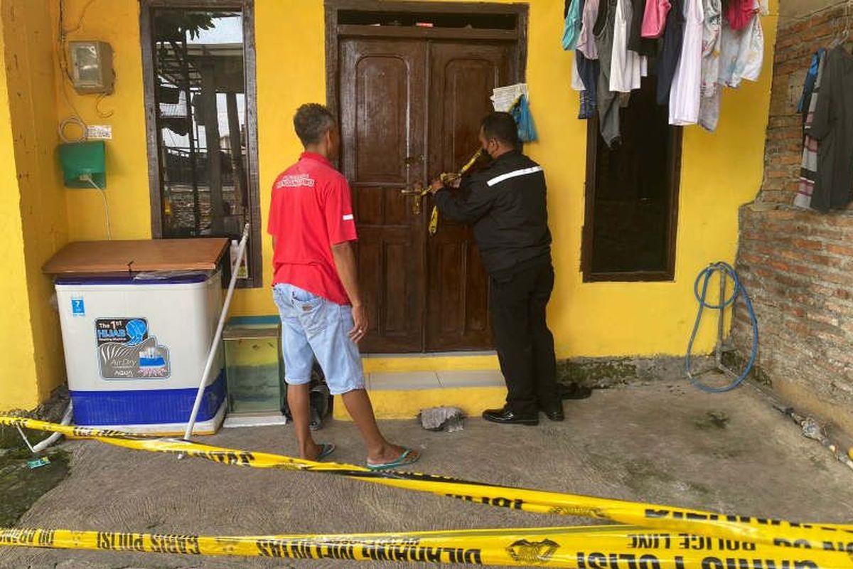 Petugas memasang garis polisi di rumah terduga korban KDRT di Sendangguwo Selatan, Tembalang, Semarang, Jawa Tengah, Minggu (23/10/2022).
