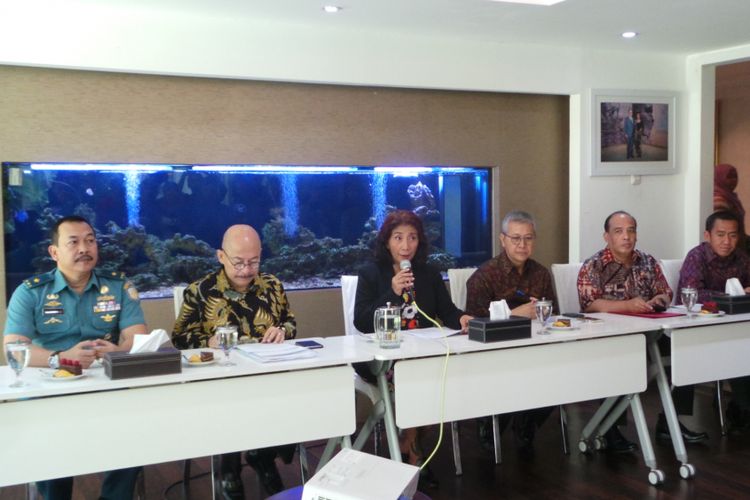 Menteri Kelautan dan Perikanan Susi Pudjiastuti saat menggelar konferensi pers mengenai putusan Pengadilan Negeri Sabang terhadap kasus Kapal Silver Sea 2, di kawasan Widya Chandra, Jakarta Selatan, Jumat (20/10/2017).