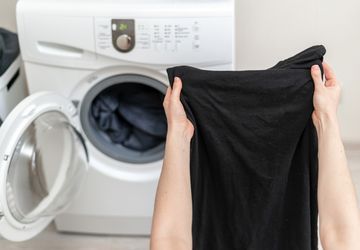 6 Tips Mencuci Pakaian Gelap agar Tidak Luntur dan Tetap Awet