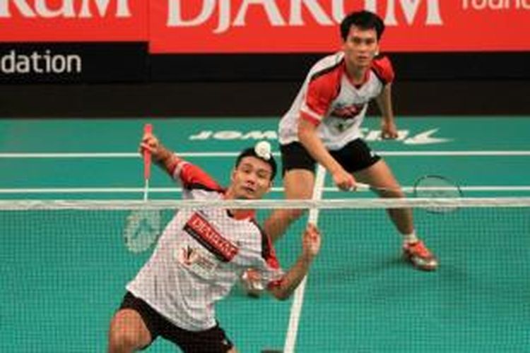 Pemain ganda putra Djarum Kudus, Mohammad Ahsan/Beryy Angriawan, bertanding melawan ganda Granular Thailand, Chayut Triyachart/Watchara Buranakuea, pada babak penyisihan grup Djarum Superliga Badminton 2015 di Denpasar, Kamis (29/1/2015). Ahsan/Berry menang 21-14, 19-21, 21-13.