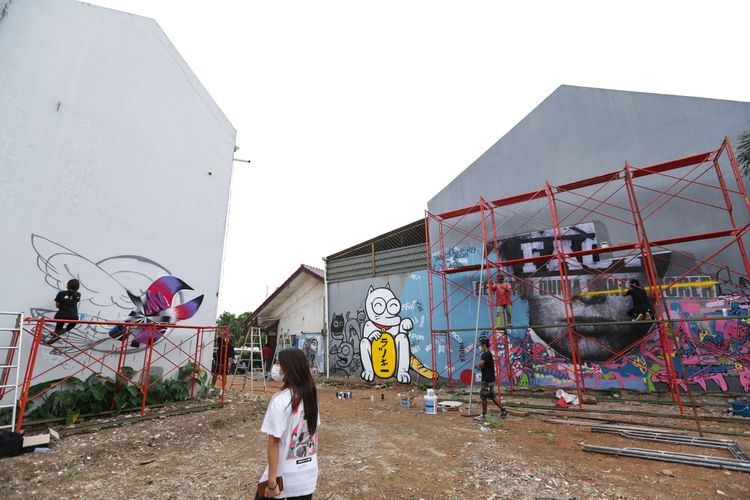 Sejumlah seniman jalanan menyelesaikan pembuatan mural dalam acara On & Off Pressure di Jakarta Barat, Senin (8/11/2021). Kegiatan seni ini mengajak 10 seniman jalanan atau street artist  berkolaborasi melukis mural bersama di dalam satu kawasan di wilayah kota Tangerang.