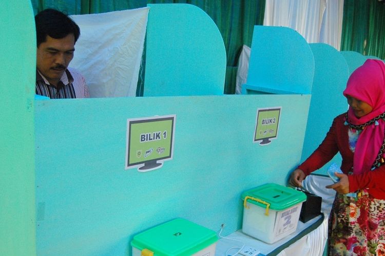 Sejumlah warga Desa Babakan, Kecamatan Ciseeng, Kabupaten Bogor, melaksanakan pemilihan kepala desa dengan menggunakan sistem elektronik atau e-voting, Minggu (12/3/2017).