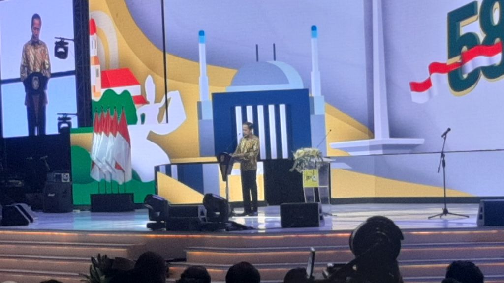 Jokowi Terkejut Lihat Luhut Pakai Jas Kuning di Acara HUT Golkar 