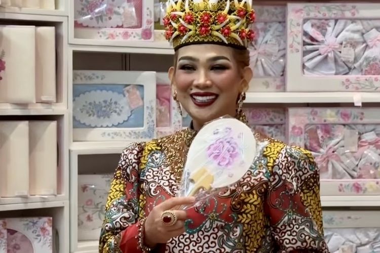Penampilan glamor dan anti mainstream Sarifah Suraidah, istri Gubernur Kalimantan Timur.