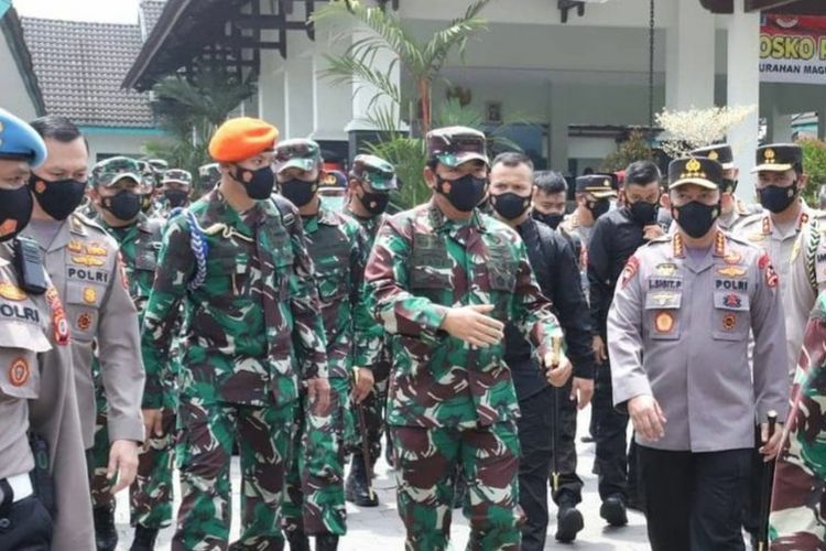 Panglima TNI Marsekal TNI Hadi Tjahjanto bersama Kapolri Jenderal Pol Listyo Sigit Prabowo meninjau langsung pelaksanaan protokol kesehatan selama pemberlakuan Pembatasan Pemberlakuan Kegiatan Masyarakat (PPKM) skala mikro di Kelurahan Maguwoharjo, Sleman, Daerah Istimewa Yogyakarta (DIY), Jumat (19/2/2021).