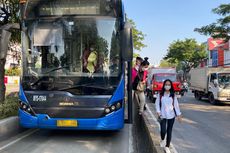 Terjebak karena Bus Transjakarta Mogok di Halte Indosiar, Penumpang: Tunggu Sajalah...