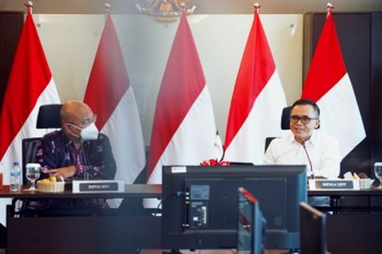 Ketua KPU Ilham Saputra (kiri) berdiskusi dengan Kepala LKPP Abdullah Azwar Anas (kanan) terkait pelaksanaan logistik Pemilu 2024.