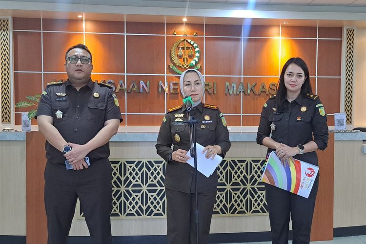 Kajari Makassar, Andi Sundari (Tengah) didampingi Kasi Intel, Andi Alamsyah (Kiri) dan Kasi Pidum As'rini As'ad (Kanan) saat rilis kasus perkara mafia tanah di Kantor Kejari Makassar, Selasa (6/2/2024)