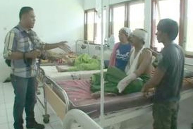 Korban perampokan dan pembacokan oleh kawanan perampok tampak dirawat di rumah sakit umum daerah Namlea  akibat luka serius yang dideritanya, Rabu (21/8/2013). 