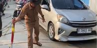 Pria Berseragam ASN Terobos Jalan Baru Selesai Dicor di Pekalongan, Sempat Diteriaki Warga