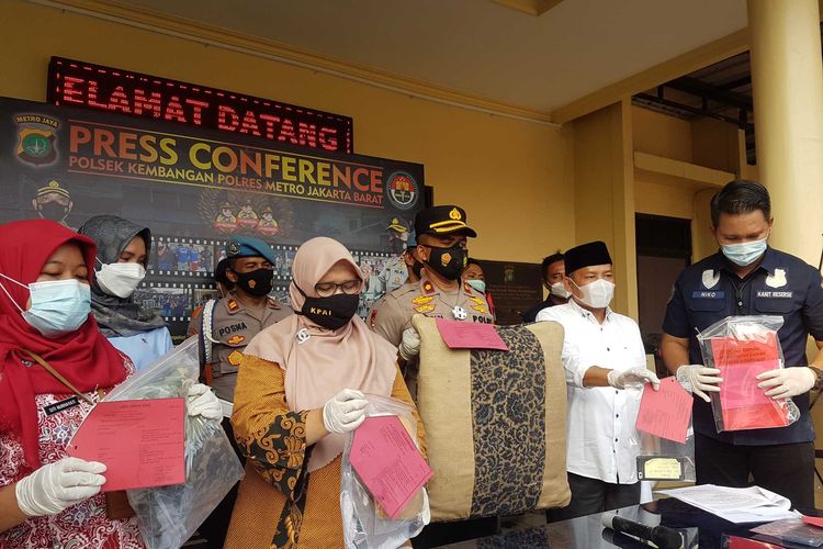 Konferensi pers pengungkapan kasus persetubuhan anak di bawah umur di Mapolsek Kembangan, Kamis (18/3/2021).