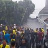 Demo Indonesia Gelap di Tasikmalaya Rusuh Saat Hujan Deras, Gedung DPRD Dilempari Batu