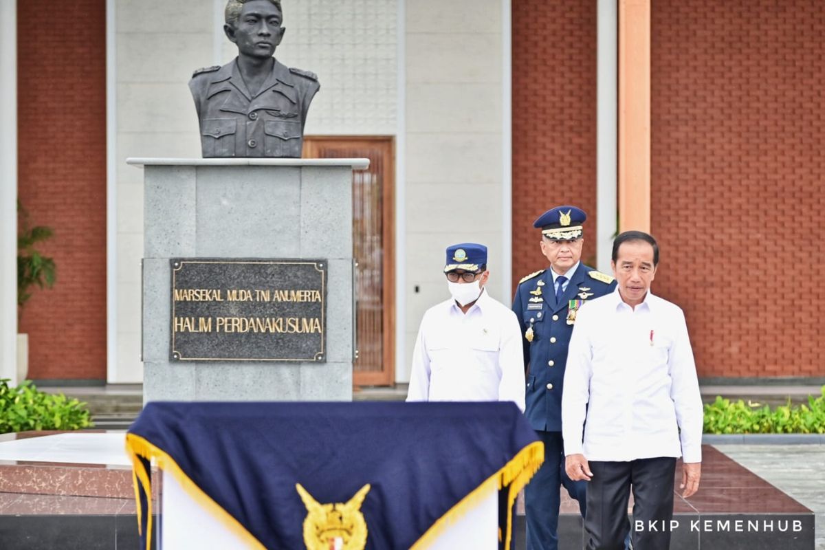 Presiden Jokowi didampingi Menteri Perhubungan Budi Karya Sumadi dalam peresmian Terminal VVIP Bandara Halim Perdanakusuma, Jakarta, Rabu (5/10/2022).