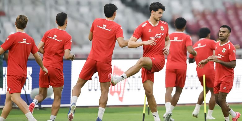 Pemain Timnas Indonesia mengikuti latihan resmi menjelang pertandingan FIFA Matchday di Stadion Utama Gelora Bung Karno (SUGBK), Senayan, Jakarta, Kamis (4/6/2026). Latihan tersebut sebagai ajang persiapan melawan Timnas Oman pada Jumat (5/6/2026). ANTARA FOTO/M Risyal Hidayat/sgd
