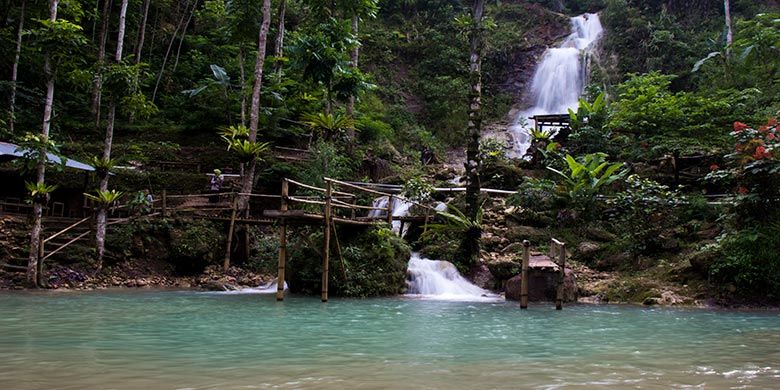 Kembang Soka Pemandian Cantik Antara Dua Air Terjun Di