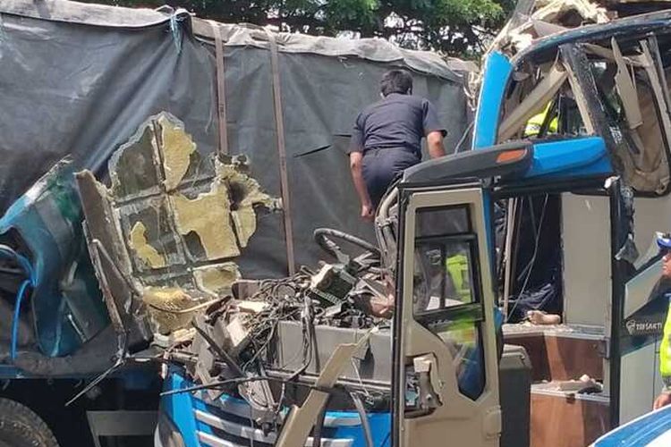 Kecelakaan beruntun di jalur Pantura Rembang, Jumat (10/3/2023)