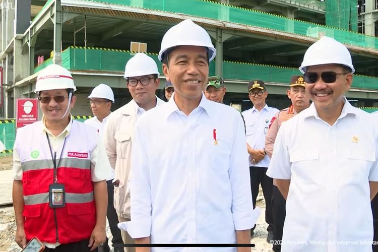 Presiden Joko Widodo (Jokowi) meninjau Pembangunan Hotel Nusantara, di IKN, Rabu (20/12/2023).