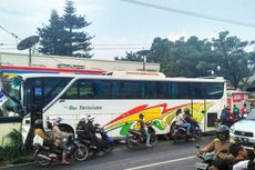 Bus Pariwisata Tabrak Tiang Listrik, Delapan Orang Luka-luka