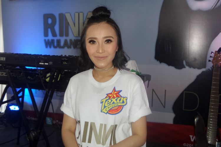 Rinni Wulandari meluncurkan album best of the best-nya, I Am Independent, di Texas Chicken Cikini, Jakarta Pusat, Rabu (20/9/2017).