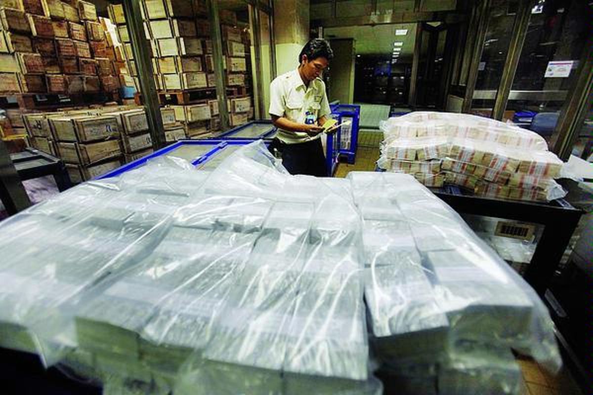 Aktivitas petugas di area kas Bank Indonesia di Jakarta Pusat, Kamis (28/7). Bank Indonesia memproyeksikan kebutuhan uang (outflow) selama Ramadhan dan Idul Fitri 1432 H sebesar Rp 61,36 triliun atau meningkat Rp 6,57 triliun dibandingkan dengan realisasi kebutuhan tahun sebelumnya sebesar Rp 54,78 triliun.