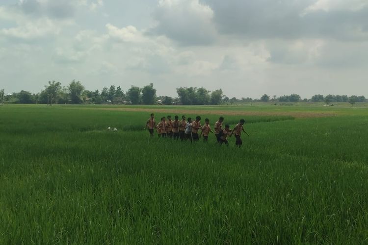 Demi Bertemu Prabowo, 13 Bocah SD di Nganjuk Susuri Sawah hingga Seberangi Rel Kereta