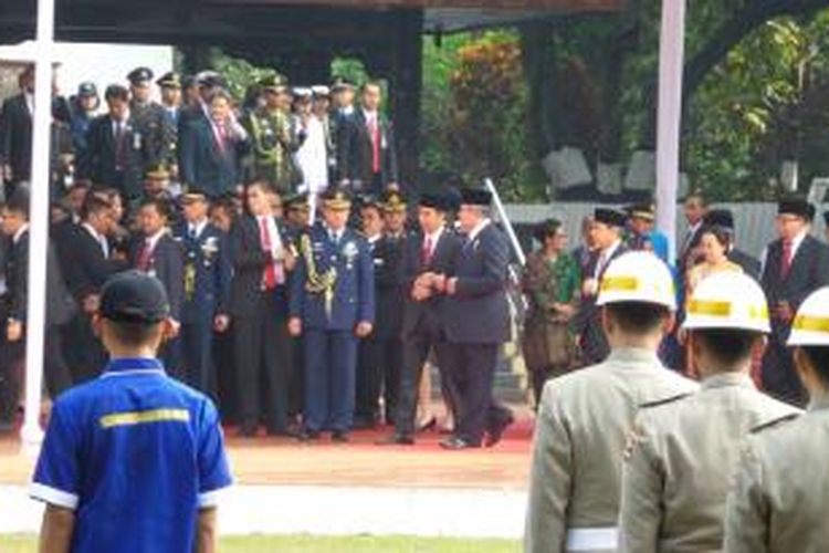 Presiden Susilo Bambang Yudhoyono tengah berbincang dengan presiden terpilih Joko Widodo di sela upacara Hari Kesaktian Pancasila di Lubang Buaya Jakarta, Rabu (1/10/2014).

