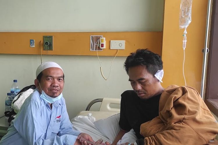 Dewan Pertimbangan NPCI Garut, Andi Supriadi bersama atlet disabilitas yang menjadi korban penganiayaan, Rihan Firdaus.  