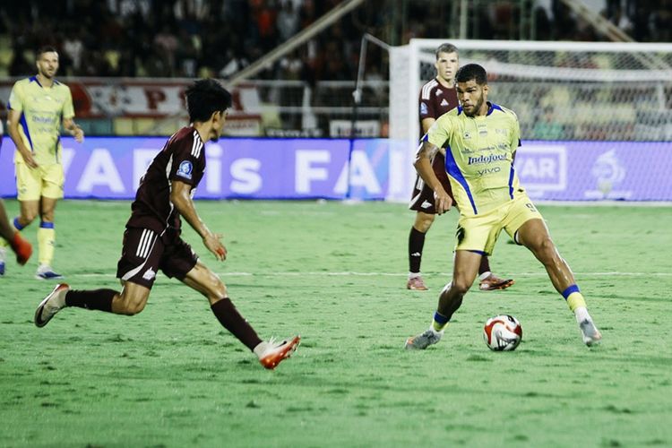 Aksi pemain Persib Bandung Berguinho (kuning) mengolah di kulit bundar pada laga melawan PSM Makassar pada pekan ke-33 Super League 2025-2026, Minggu (17/5/2026) di Stadion BJ Habibie, Parepare Sulawesi Selatan.  