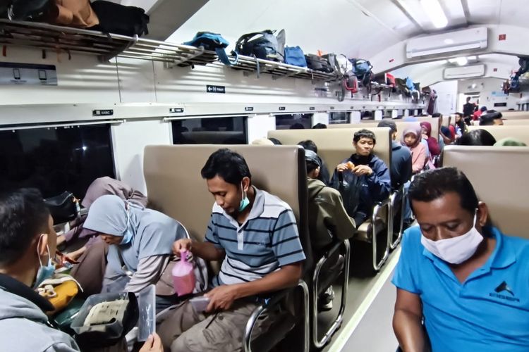 Kereta api Cibatu, terisi penuh para penumpang yang hendak mudik, Kamis (20/4/2023).