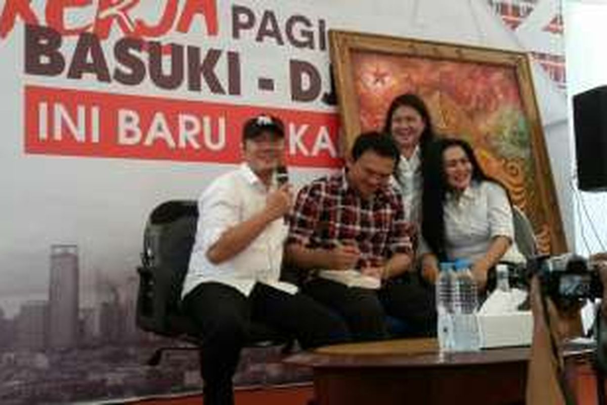 Calon gubernur DKI Jakarta Basuki Tjahaja Purnama bersama warga Pamulang yang mendukungnya di Rumah Lembang, Menteng, Jumat (23/12/2016). 