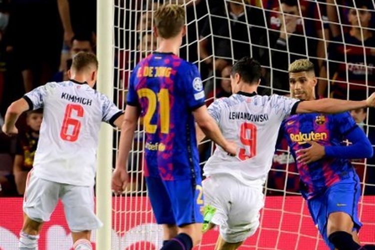 Robert Lewandowski mencetak gol ketiga untuk Bayern Muenchen saat menghadapi Barcelona pada matchday pertama fase grup Liga Champions 2021-2022.