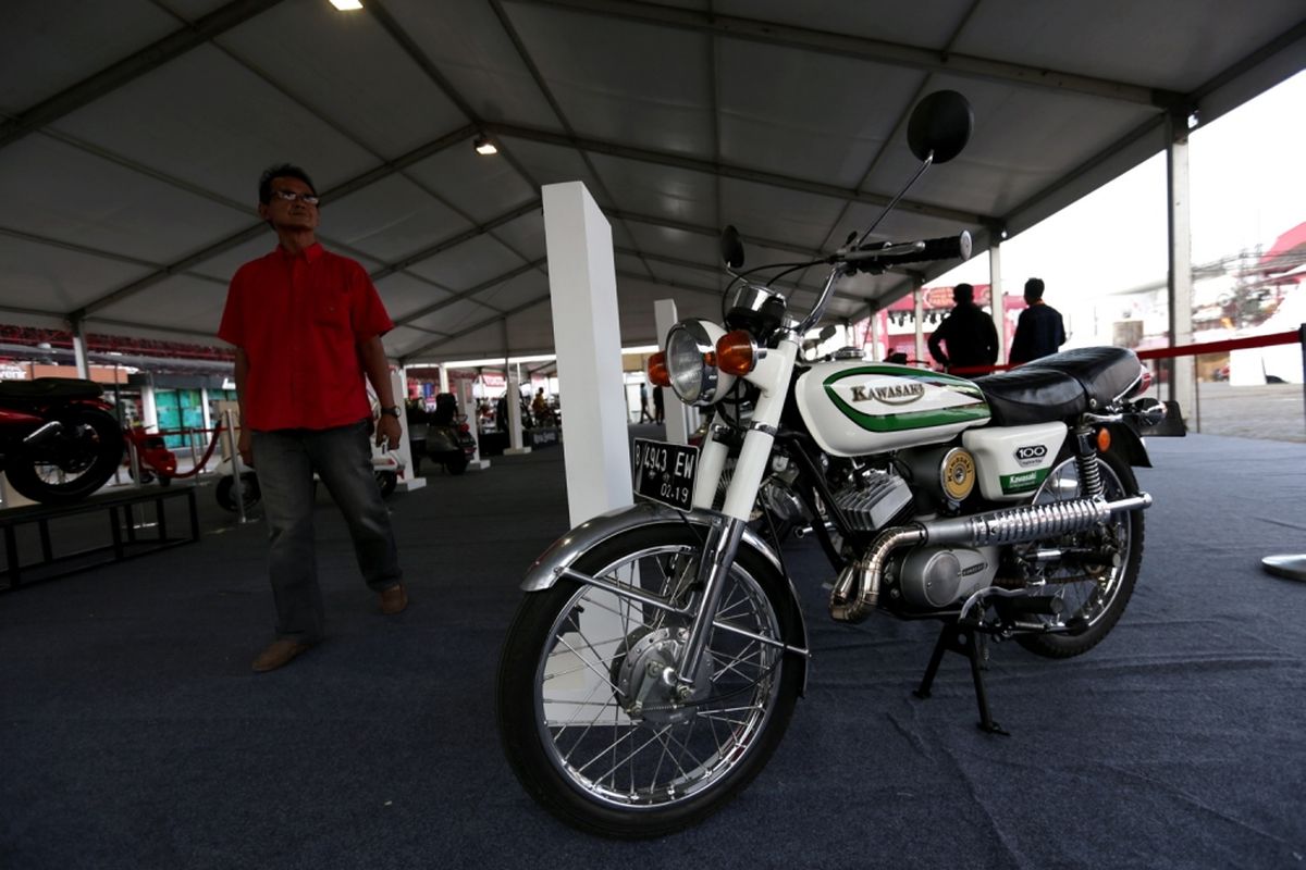 Motor klasik dipamerkan saat ajang Indonesia International Motor Show (IIMS) 2017 di JI Expo, Kemayoran, Jakarta, Sabtu (29/4/2017). Ajang pameran otomotif terbesar di Indonesia ini akan berlangsung hingga 7 Mei mendatang. 