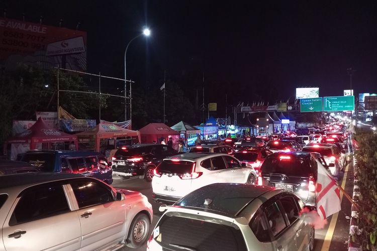 Kemacetan parah terus berlangsung di jalur Puncak Bogor, Jawa Barat, Minggu (23/4/2023) malam.
