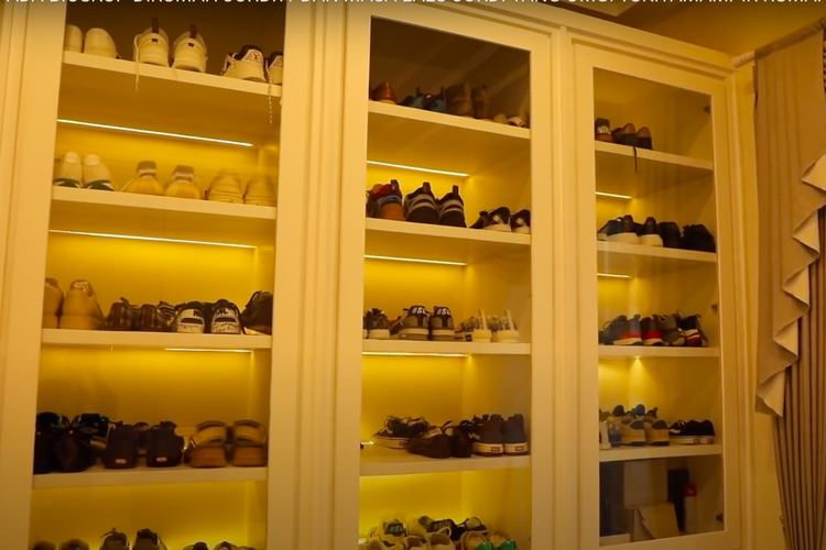 Ruang penyimpanan sepatu dan baju di kediaman Jordi Onsu