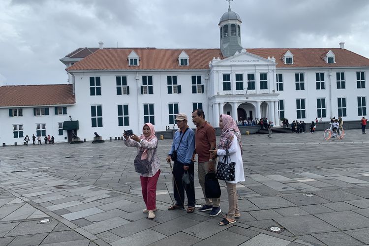 Pengunjung berfoto di depan Museum Sejarah Jakarta atau Museum Fatahillah Kota Tua Jakarta.