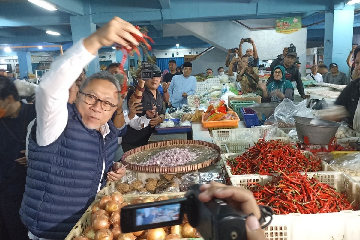 Ketua Umum PAN, Zulkifli Hasan atau Zulhas mengunjungi Pasar Bulu Semarang, Jawa Tengah.