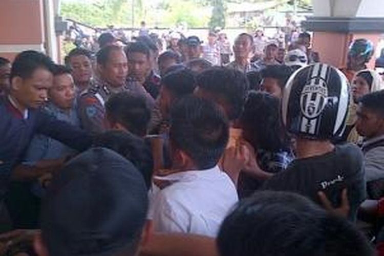 Ratusan warga Korumba, Kendari terlibat saling dorong dengan polisi saat mendesak pembatalan sertifikat tanah di kantor BPN Kendari