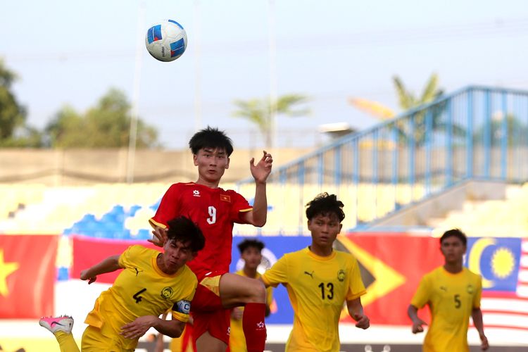 Pemain timnas u17 Vietnam Trong Dai Nhan Le berduel dengan Malaysia pada laga pertama babak penyisihan Grup A ASEAN U17 Championship 2026 yang berlangsung di Stadion Joko Samudro Gresik, Jawa Timur, Senin (13/4/2026) sore.