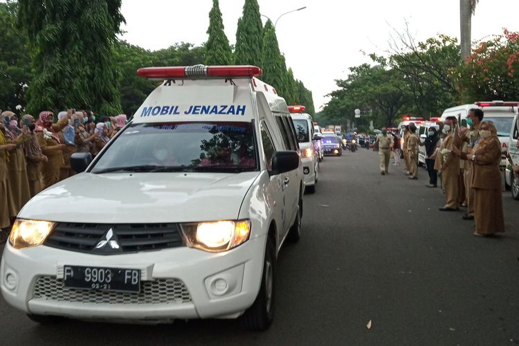 Tenaga medis tampak menangis tersedu-sedu sembari memberi hormat saat ambulans melintasi depan kantor Dinkes, Jalan Raya Tegar Beriman, Cibinong, Kabupaten Bogor, Jawa Barat, Senin (26/10/2020).