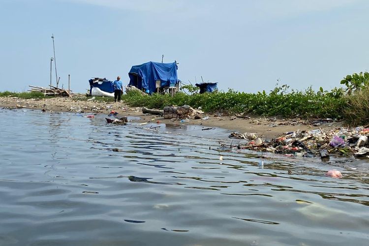 Pulau G pada Senin (26/9/2022) tampak dipenuhi sampah organik dan non-organik. Terlihat sampah mulai dari kemasan plastik, kaleng, kayu, hingga kain berserakan di kawasan hasil reklamasi itu. 