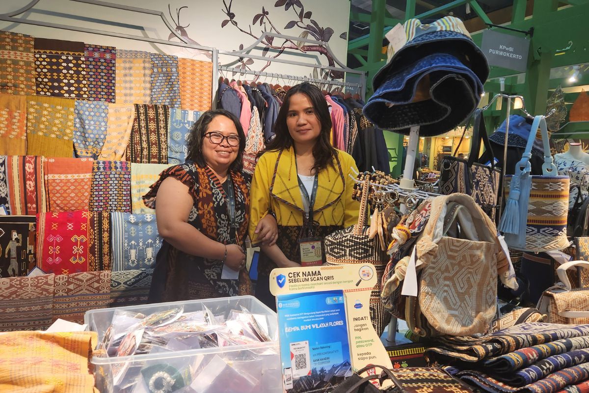 Gaby pemilik Gaby's Collection dengan aneka produk tenun dari NTT yang turut meramaikan stan di KKI 2026.