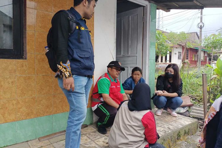 Saat petugas Dinsos Kota Semarang melakukan penanganan kepada Siti Suaedah