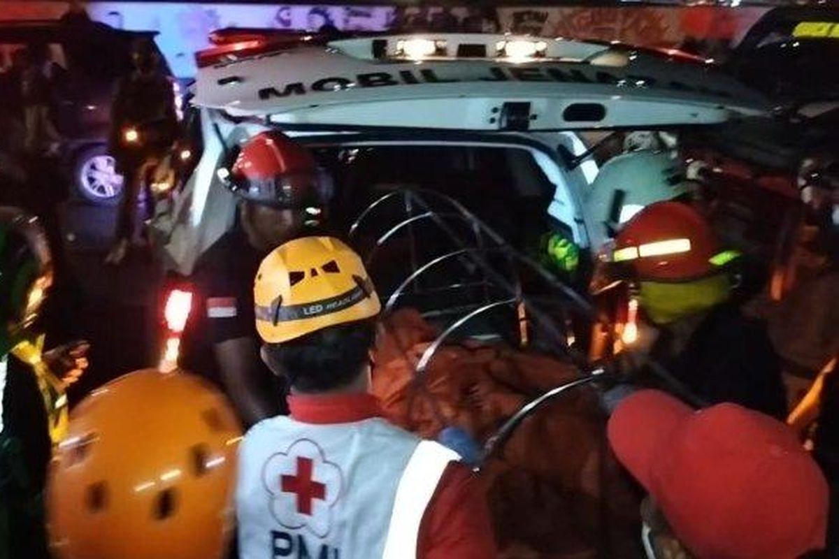 Petugas mengevakuasi jenazah korban tewas ibu dan dua anak dalam kebakaran di RT 08 RW 10 Kelurahan Pademangan Timur, Pademangan, Jakarta Utara, Sabtu (22/10/2022) malam. 